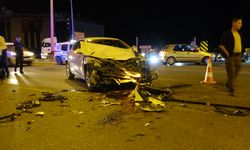 Komşuda otomobil ve kamyon çarpıştı: 3 yaralı