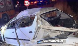 Komşuda kontrolden çıkan otomobil hurdaya döndü: 3 yaralı