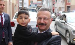 Vali Aksoy'dan evde eğitim alan özel kardeşlere destek