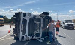 Eskişehir'e yük taşıyan TIR devrildi: Sürücü ölümden döndü
