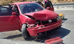 Komşuda kontrolden çıkan otomobil bariyerlere girdi
