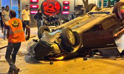 Komşuda orta refüje çarpan otomobil takla attı: 1 yaralı