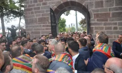 Komşuda ortalık karıştı: Bakan Yerlikaya'nın katıldığı etkinlikte yumruklu kavga!
