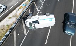 Afyonkarahisar’da ilaç yüklü kamyonet bariyerlere çarparak devrildi: 1 yaralı