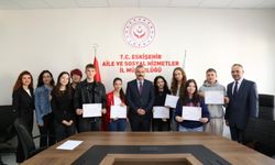 Eskişehir'de Çocuk Hakları İl Komitesi öğrenimini tamamlayan gençler belge aldı