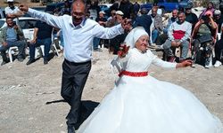 Bitmeyen aşk: 4 çocuklu 9 torunlu çift, 40 yıl sonra düğün yaptı