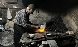 Yaşına aldırış etmeyen usta, unutulmaya yüz tutan mesleğini aşkla yapıyor