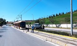 Eskişehir'de otomobil tramvay yoluna girdi... Seferler aksadı