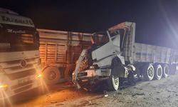 Seyir halindeki tır yol kenarına çekilen başka bir tıra çarptı: 1 yaralı