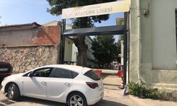 Eskişehir'de okul kapsına çarpan kamyon hasar oluşturdu
