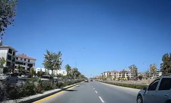 Eskişehir'de yavaş giden sürücülere sinirlendi... Canlarını hiçe sayıp aracını üstlerine sürdü