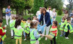 Başkan Ünlüce miniklerle birlikte çöp topladı