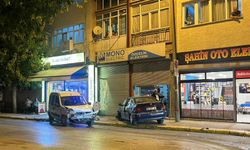 Eskişehir'de kaza paniği: Araçlardan biri dükkana girdi