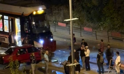 Eskişehir'de otomobil tramvay yoluna daldı! Tramvay seferleri aksadı