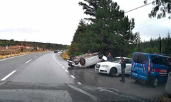 Eskişehir'de yağmur kazaları da beraberinde getirdi: Otomobil takla attı