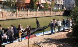 Eskişehir’de turistler gondol turlarına yoğun ilgi gösteriyor