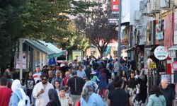 Hafta sonu güneşini gören Eskişehirliler çarşıya akın etti