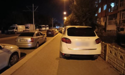 Eskişehir’de kaldırıma park edilen otomobil tepki çekti