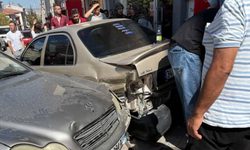 Dilek Caddesi'nde kaza: Araçlar dükkanlara milim kala durdu