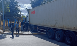 Eskişehir'de kontrolünü kaybeden tır fabrikanın bahçesine girdi