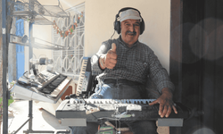 Cips standını müzik köşesine dönüştürdü: Her gün tek kişilik konser veriyor