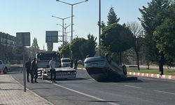 Komşuda 2 otomobil birbirine girdi: Yaralılar hastaneye kaldırıldı