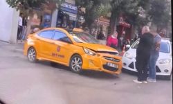 Cengiz Topel'de kaza: Ticari taksi ve otomobil çarpıştı
