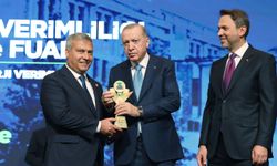 En verimli Anadolu Üniversitesi seçildi: Rektör Adıgüzel ödülü Erdoğan’dan aldı