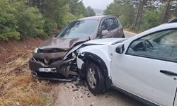 Komşuda otomobiller kafa kafaya çarpıştı: 3 yaralı