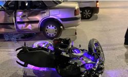 Komşuda motosiklet otomobile çarptı: 2 yaralı