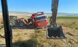 Eskişehir'de 22 ton soğan yüklü tır toprağa saplandı