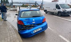 Komşuda iki otomobil çarpıştı
