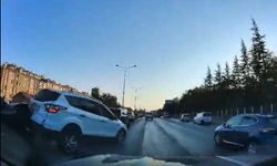 Eskişehir çevreyolunda iki otomobil çarpıştı: Kaza kameralara anbean yansıdı
