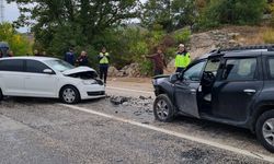 Komşuda otomobiller kafa kafaya çarpıştı: 2 yaralı