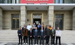 Hak kazanan gazetecilerin basın kartlarını Vali Aksoy teslim etti