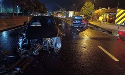 Eskişehir yolunda birbirine girdi 2 otomobil hurdaya döndü