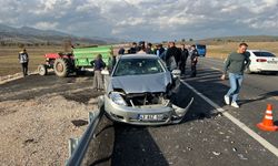 Eskişehir'in komşusunda traktörle otomobil kafa kafaya çarpıştı
