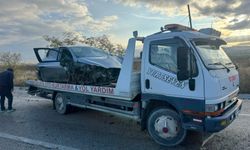 Komşuda refüje giren araç hurdaya döndü: 2 yaralı