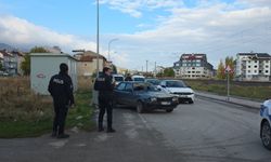 Komşuda otomobil yayalara çarptı: 2 yaralı