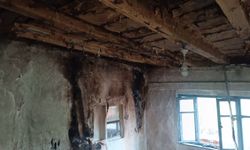 Komşuda bir eve yıldırım düştü