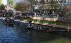 Dakikalarca sıra beklediler: Tatilcilerden Porsuk Çayı’na büyük ilgi