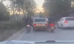 Eskişehir'de yolda kalan arabayı ayaklarıyla ittiler!