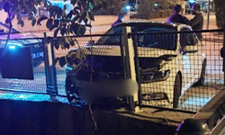 Eskişehir’de kontrolden çıkan otomobil demir korkuluklara tosladı!