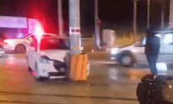 Eskişehir'de otomobil katener direğine çarptı
