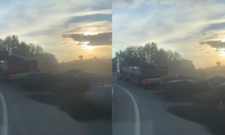Eskişehir'de virajı alamayan kamyonun yükü yola savruldu