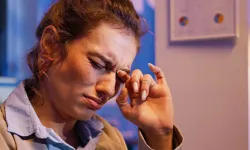 Sanıldığı kadar zararsız değil: Göz seğrimesinin altında ne yatıyor?