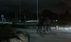 Eskişehir'de aynı araçtan inen iki kişi yol ortasında birbirine saldırdı