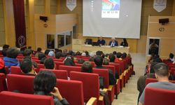 Azerbaycanlı edebiyatçı Anar Rızayev Eskişehir'de öğrencilerle buluştu