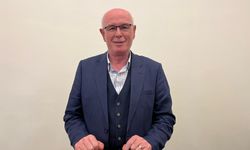 Başkan Kurt'tan Sinan Aydın'a tepki: "Atatürk’e karşı gerici, yobaz düşüncelerdeki insanlarla çok haşır neşir oluyorlar"