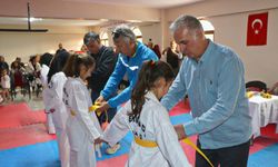 Eskişehir'de minik sporcular ilk kuşaklarını aldı